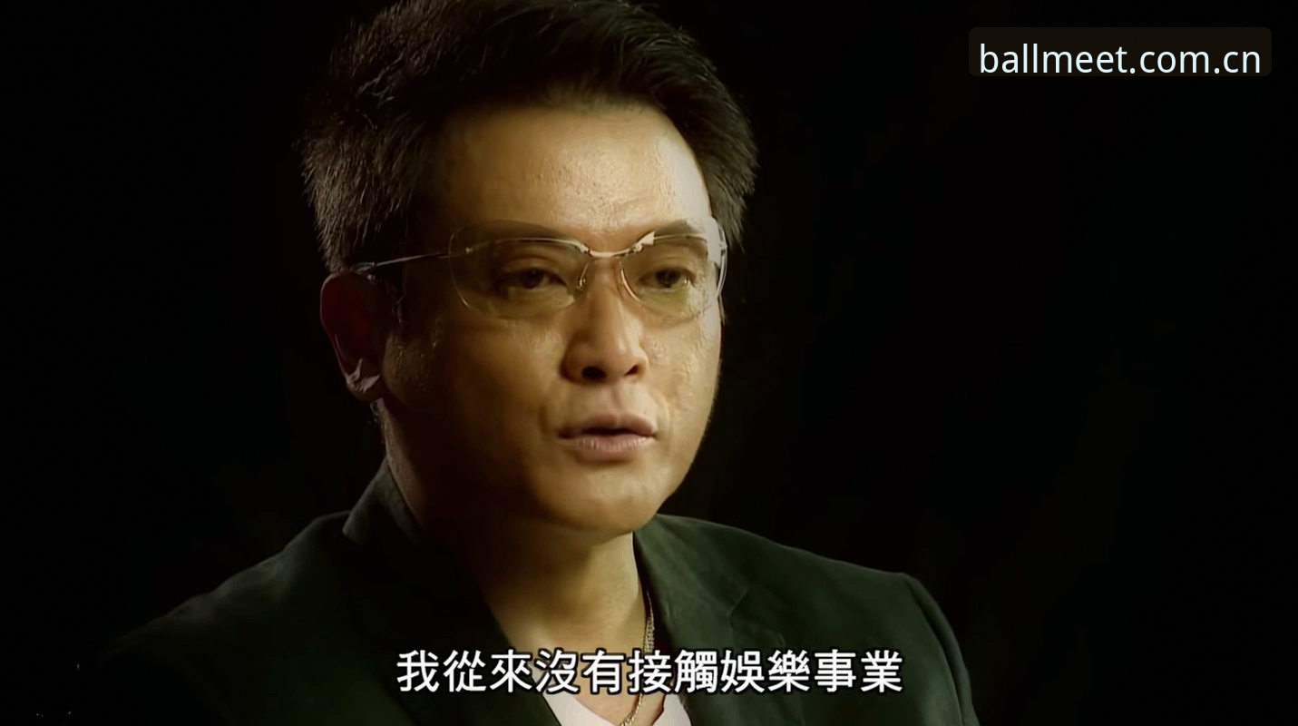 德甲第三把交椅，现在烫手得很。维尔纳带着莱比锡拿完季军，转头就走人了，说白了带队成绩够了，但跟管理层那点理念上的膈应，彼此都心知肚明。俱乐部也没含糊，合同期内的主帅直接解约，转手就把德米凯利斯从马略卡挖了过来，这份长约签到2028年6月，明摆着不是让他来做过渡的。圈里人看这事儿，第一反应都是“这位老兄脑子是不是有点轴”，毕竟放着西甲中游的日子不过，跑来接手一支刚被“战略性放弃”过欧战心气的队伍，光应付更衣室里的老油条就不是个轻松活。